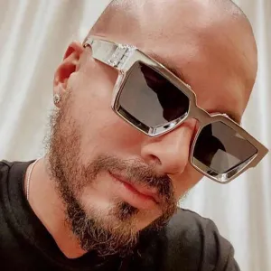 نظارات شمس عصرية للنساء والرجال من أشهر . Fashionable sunglasses for women and men from the